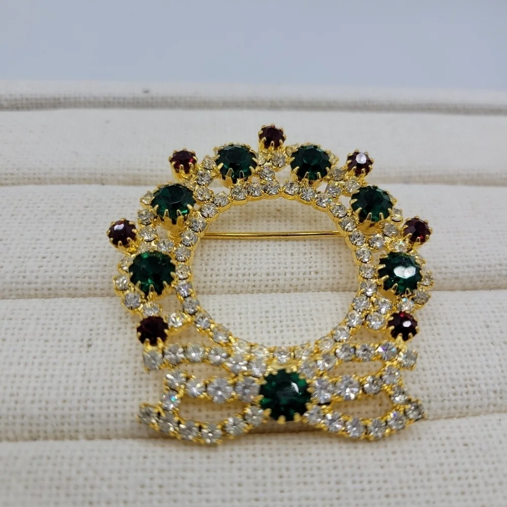 Vintage Christmas Brooch • Goldtone W/ Colorful Rhinestones • Wreath